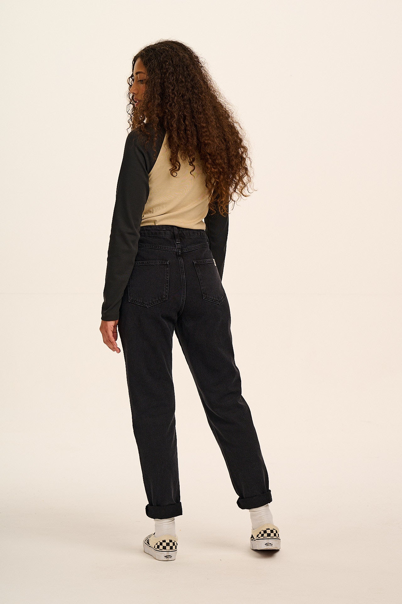 Dana - Mom Denim Jeans in Washed Black