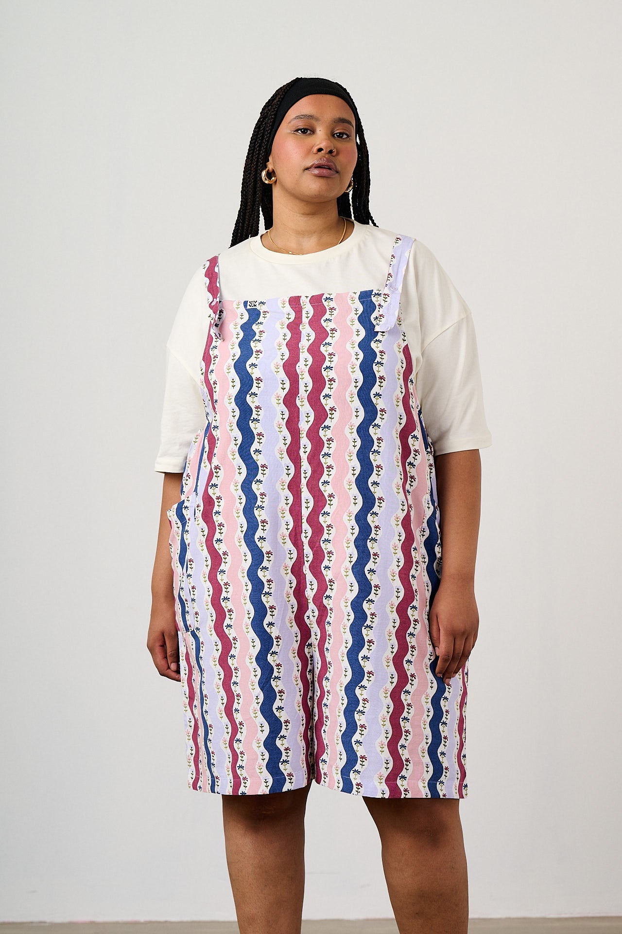 Alya - Viscose Dungarees Short in Wavy Floral Stripe