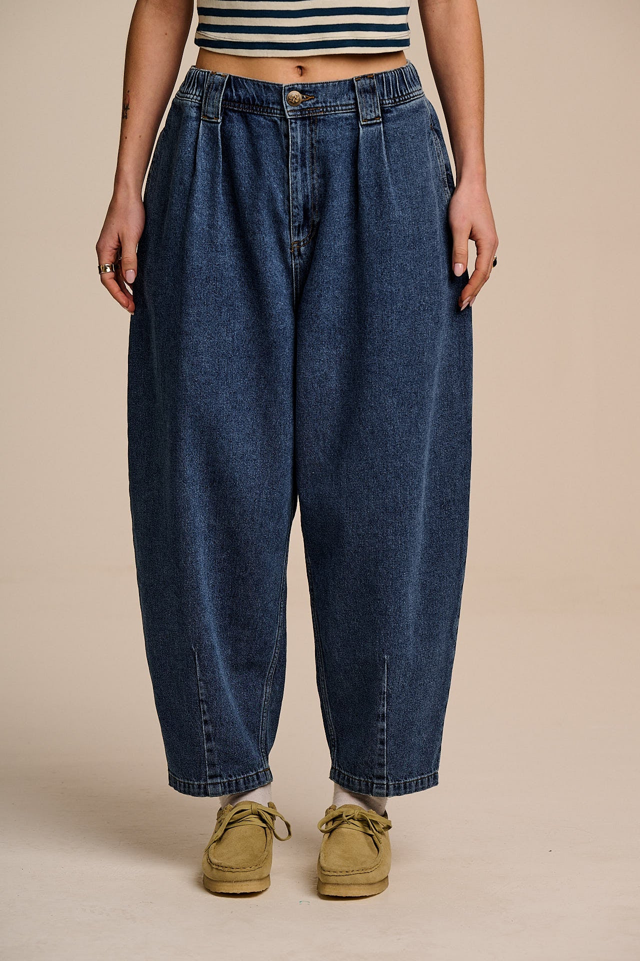 Ashby - Denim Barrel Leg Jeans in Mid Wash