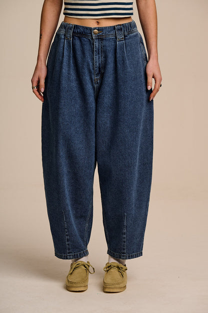 Ashby - Denim Barrel Leg Jeans in Mid Wash