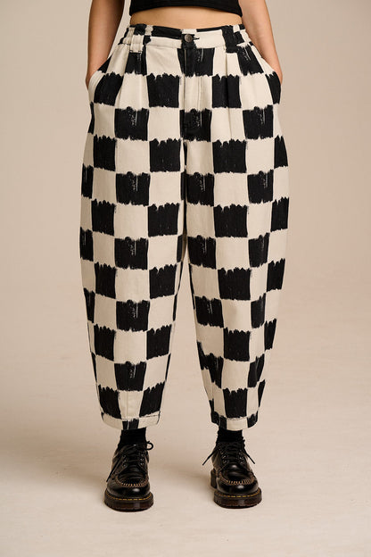 Ashby - Cotton Barrel Leg Trousers in Black & Ecru Blurred Checkerboard