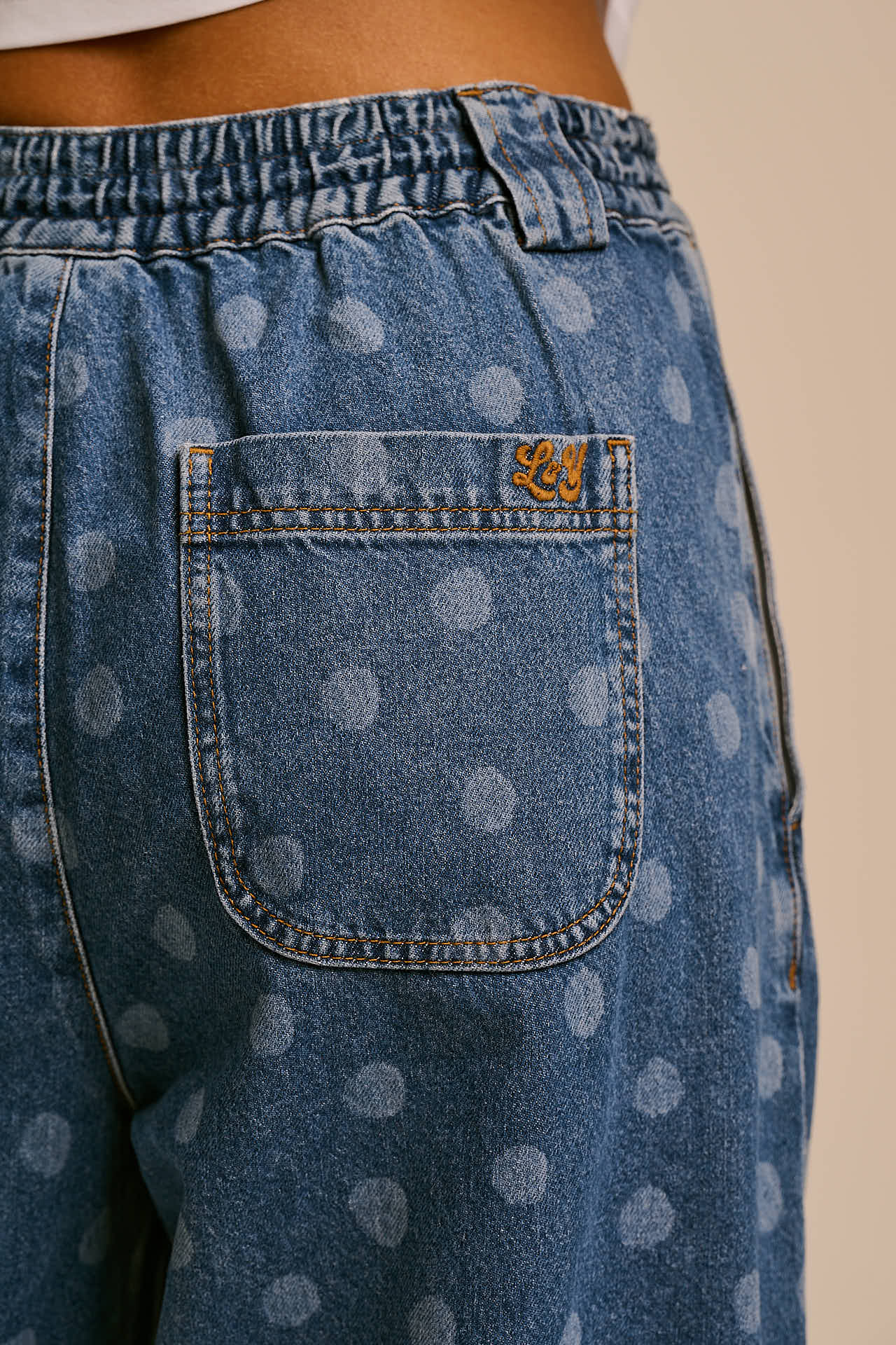 IMPERFECT - Ashby - Denim Barrel Leg Trousers in Midwash Polka Dot
