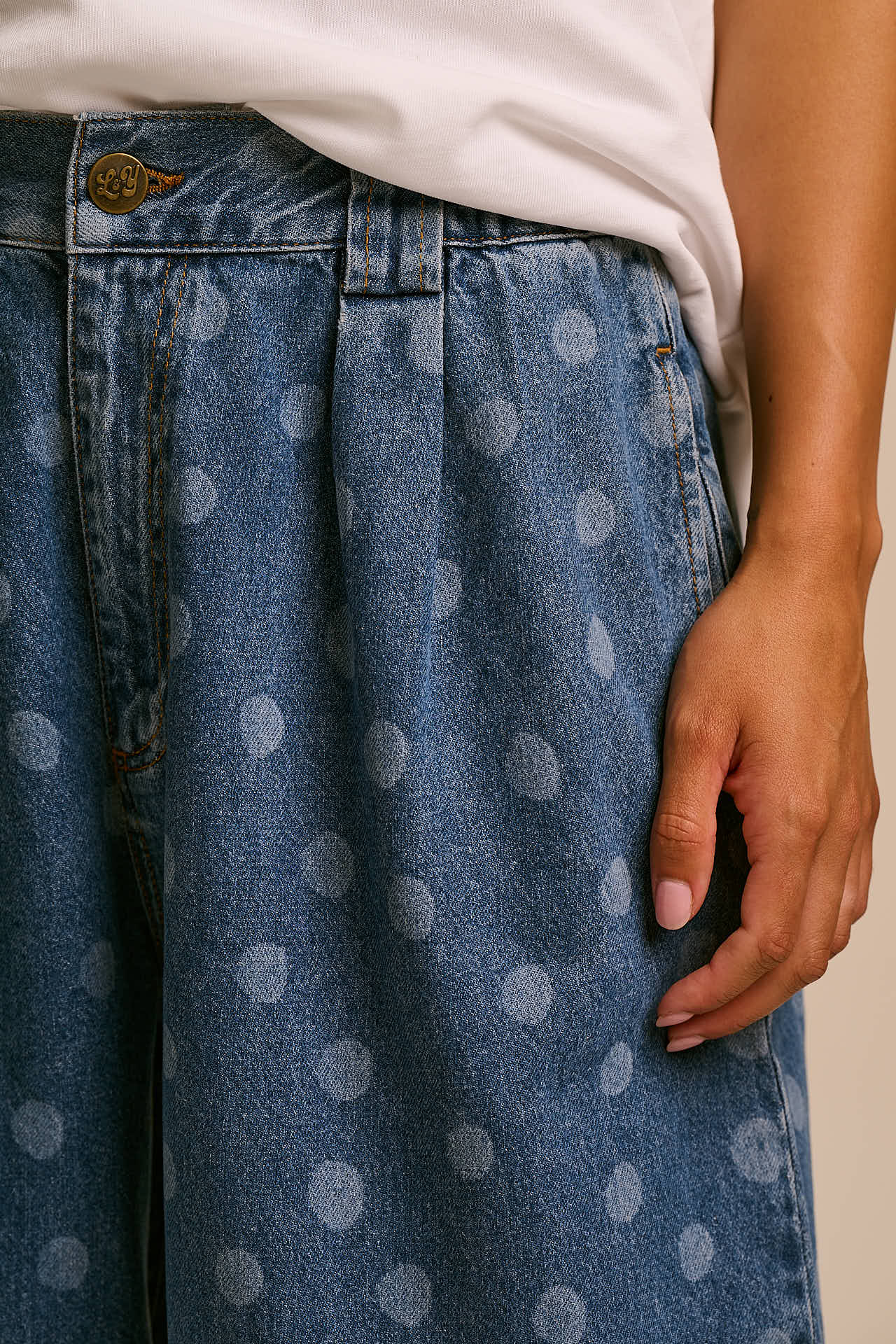 IMPERFECT - Ashby - Denim Barrel Leg Trousers in Midwash Polka Dot