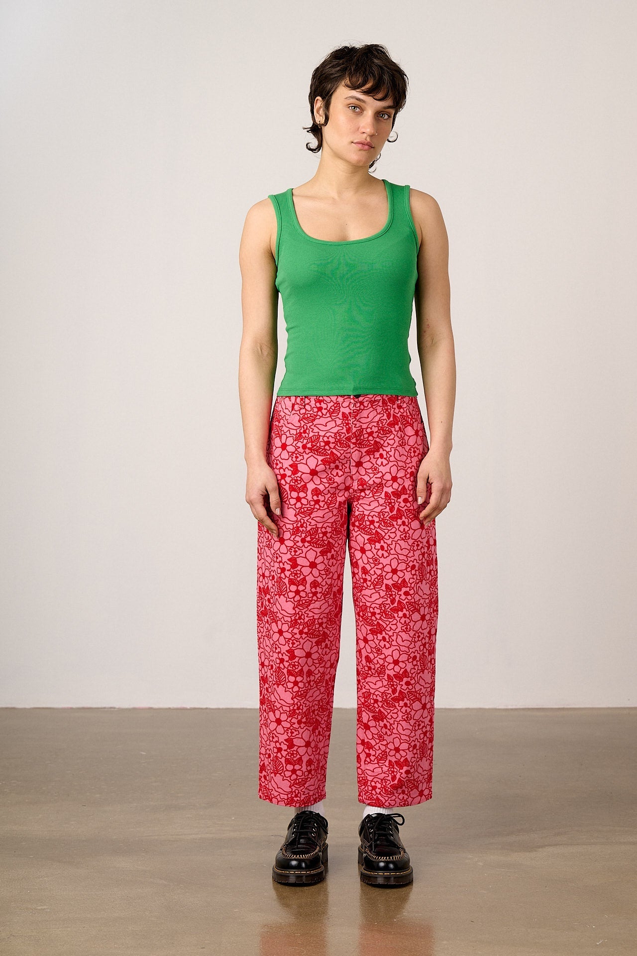 Drew - Cropped Straight Leg Cotton Trousers in Red & Pink Kahlo Bloom