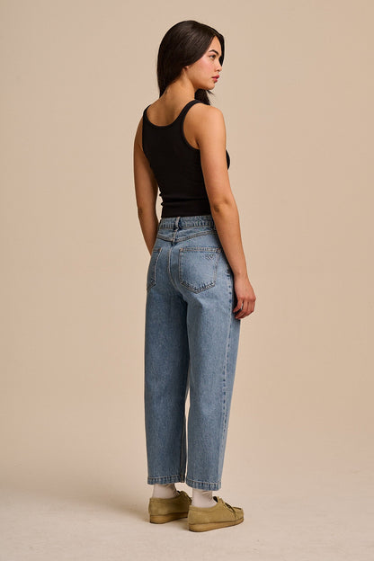 Drew - Cropped Straight Leg Cotton Trousers in Lightwash Blue
