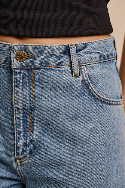 Drew - Cropped Straight Leg Cotton Trousers in Lightwash Blue