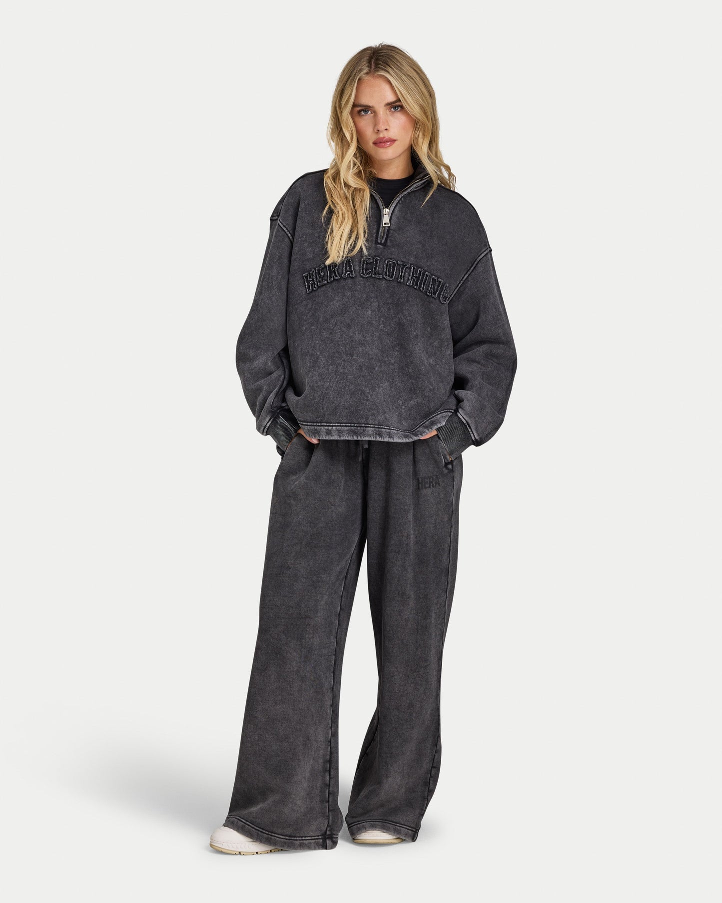 Womens Signature Washed Oversized 1/4 Zip Sweatshirt