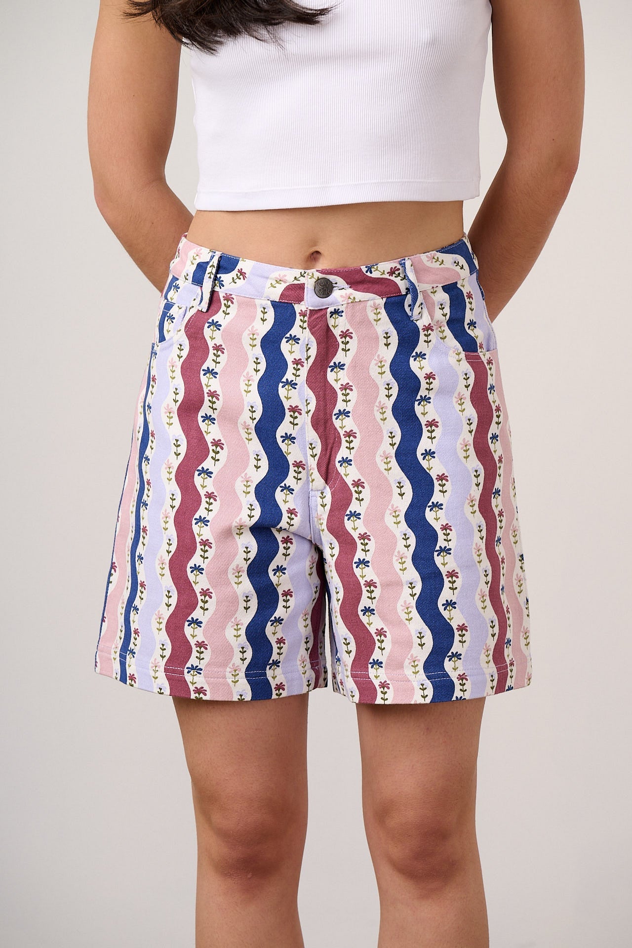Lexi - High Waist Cotton Shorts in Wavy Floral Stripe