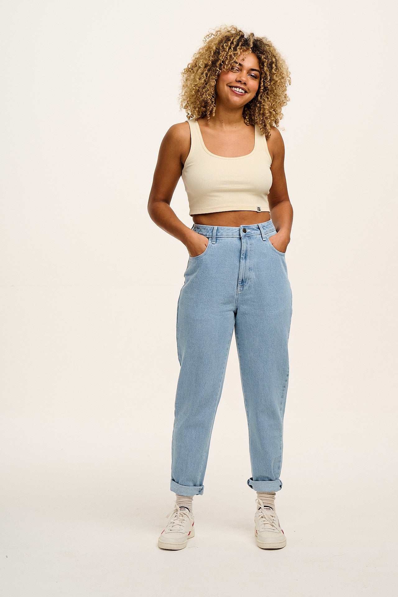 Dana - Mom Denim Jeans in Light Wash Blue