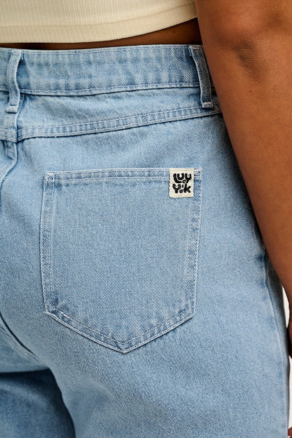 Dana - Mom Denim Jeans in Light Wash Blue