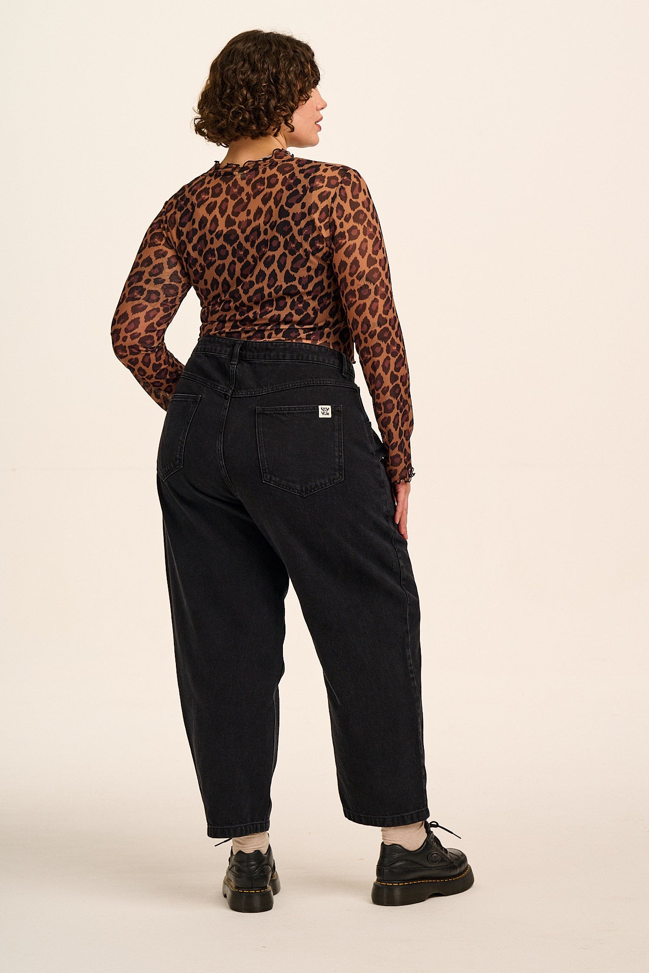 Drew - Cropped Straight Leg Denim Jeans in Washed Black