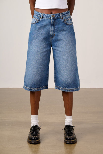 Sol - Denim Long Shorts in Vintage Wash