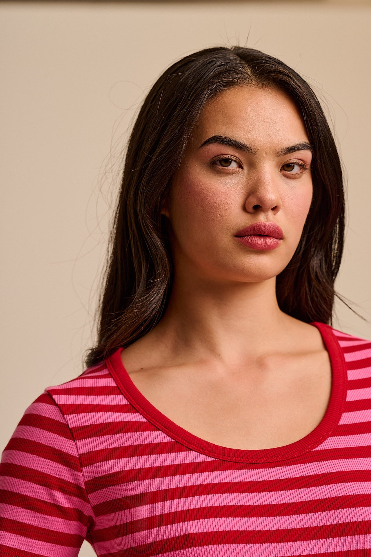 Vita - Ribbed Cotton Scoop Neck Short Sleeve T-Shirt in Red & Pink Stripe